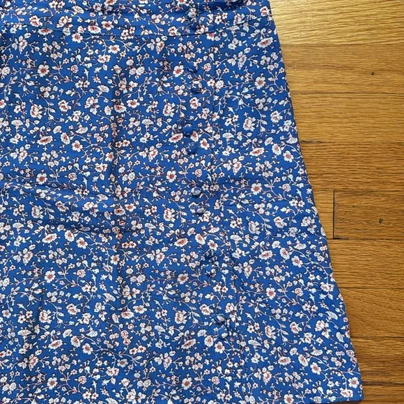 Madewell flower skirt with back zipper and side buttons size 6. - Picture 5 of 10